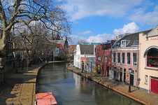 900117 Gezicht op de Oudegracht te Utrecht, met rechts de Twijnstraat aan de Werf.